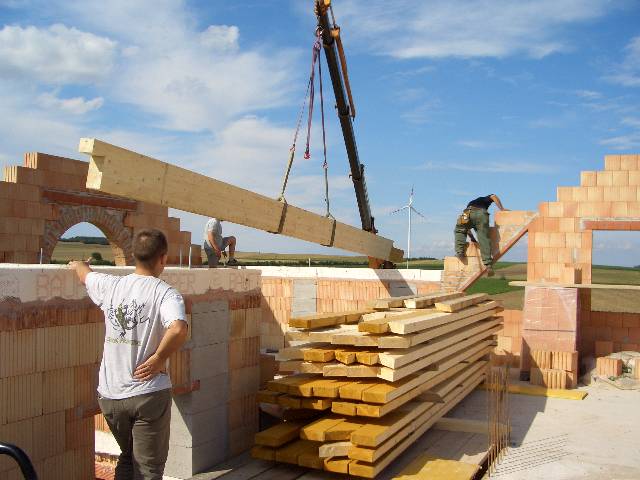 CIMG0242 Am Freitag kam endlich das erste Holz fr unseren Dachstuhl