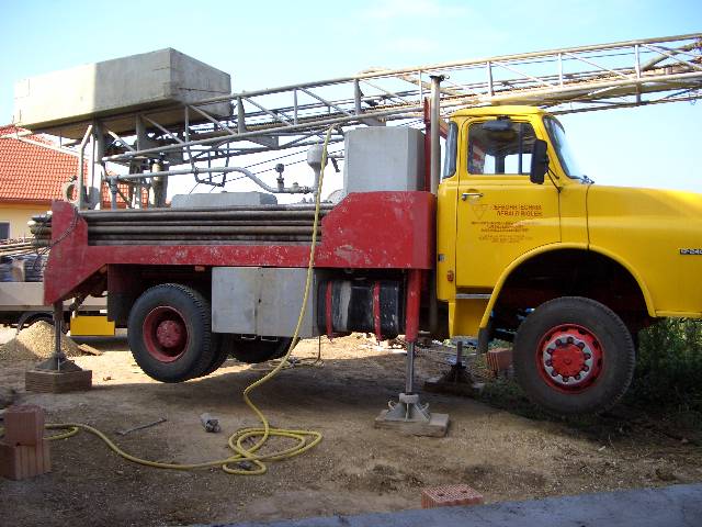 CIMG0579 Am Mittwoch kam die Bohrfirma. Der LKW kann ja fliegen!