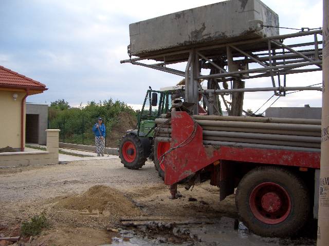 CIMG0630 Und der andere Nachbar hatte panische Angst, dass der Traktor in seinen neuen Zaun fhrt.