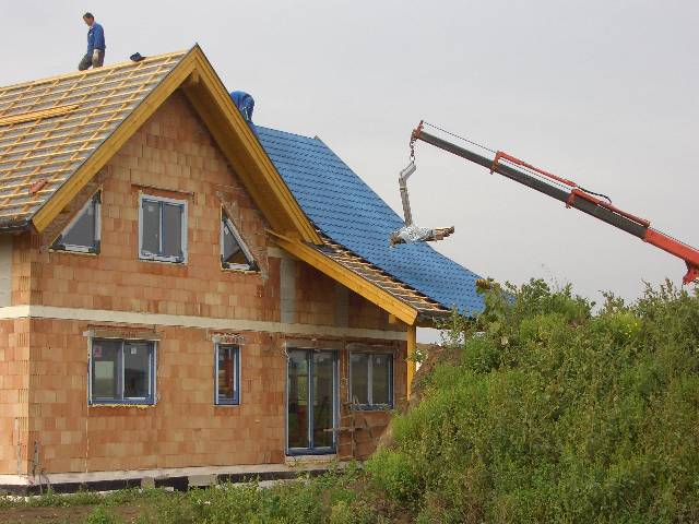 CIMG0765 Hurra, das Dach wird endlich gedeckt. Haben lange genug auf die blauen Ziegel gewartet.