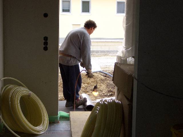 CIMG1075 Inzwischen wurde unser Haus rundherum und beim Eingang geflmmt, damits schn trocken bleibt herinnen.