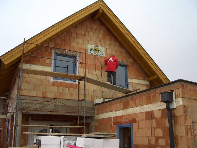 CIMG2118 Unser Fenster-Mann hat noch die letzten Fenster mit Dichtungsbndern beklebt. Damit da keine Luft durch geht.