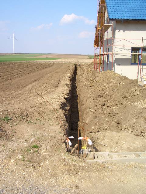 CIMG2296 Ist schn gerade geworden. Den Erdhaufen daneben mssen wir - wenn das Gerst weg ist, noch im Garten verteilen. Wer will uns helfen? Anmeldungen bitte im Gstebuch!