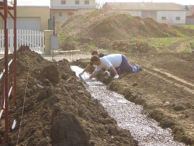 CIMG2316 Nachher alles schn glatt streichen, damit man die Schalsteine gerade drauf stellen kann.