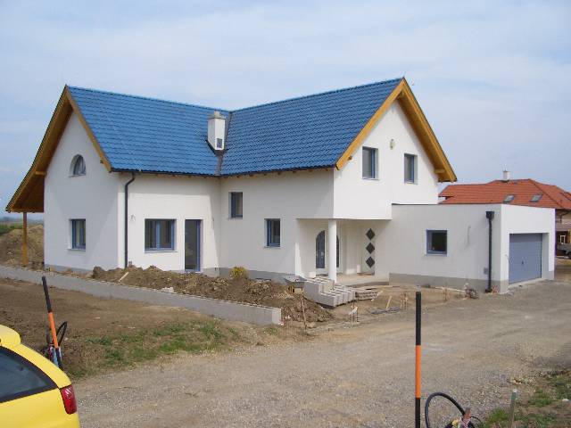 CIMG2346 Am Montag wurde das Gerst abgebaut. Die Fassade ist nun - bis auf den Sockel der Garage - fertig.