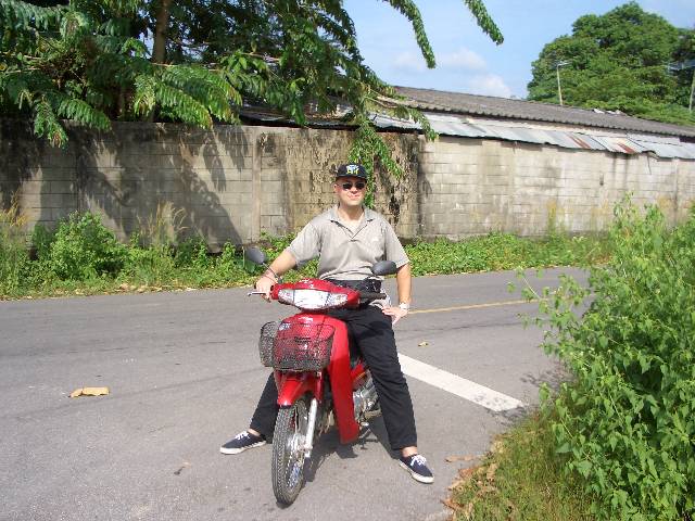 CIMG3104 Mit Mopeds haben wir die Gegend erforscht. Der Linksverkehr war wie immer lustig.