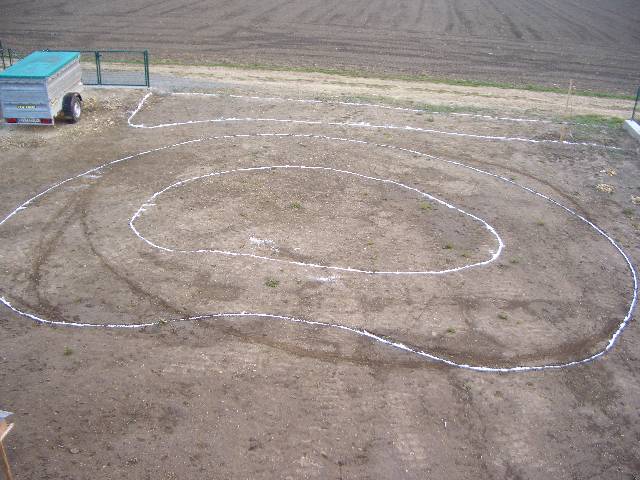 CIMG3584 So sieht das von oben aus. Hinter dem Teich zum Weg hin kommt spter eine Sandsteinmauer.