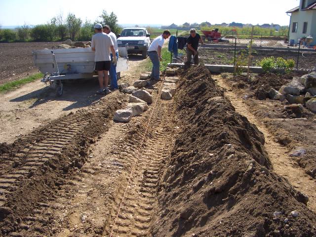 CIMG3783 Auf ein Schotterfundament wurden die Steine nur aufgeschlichtet.