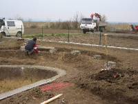 CIMG3643 Um den Teich kommt ein Kranz aus Sandstein-Pflastersteinen. Sieht nett aus und ist praktisch beim Rasenmhen.