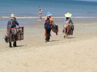 khao46 Die Strandverkufer sind auch schon ein paar mehr geworden